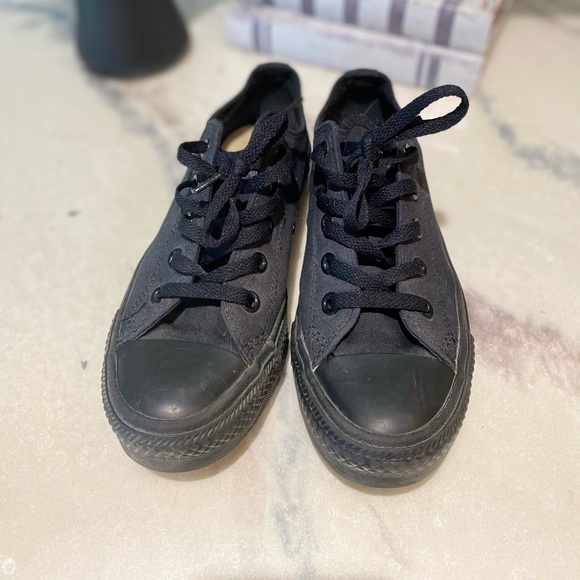 Black converse - Picture 1 of 5